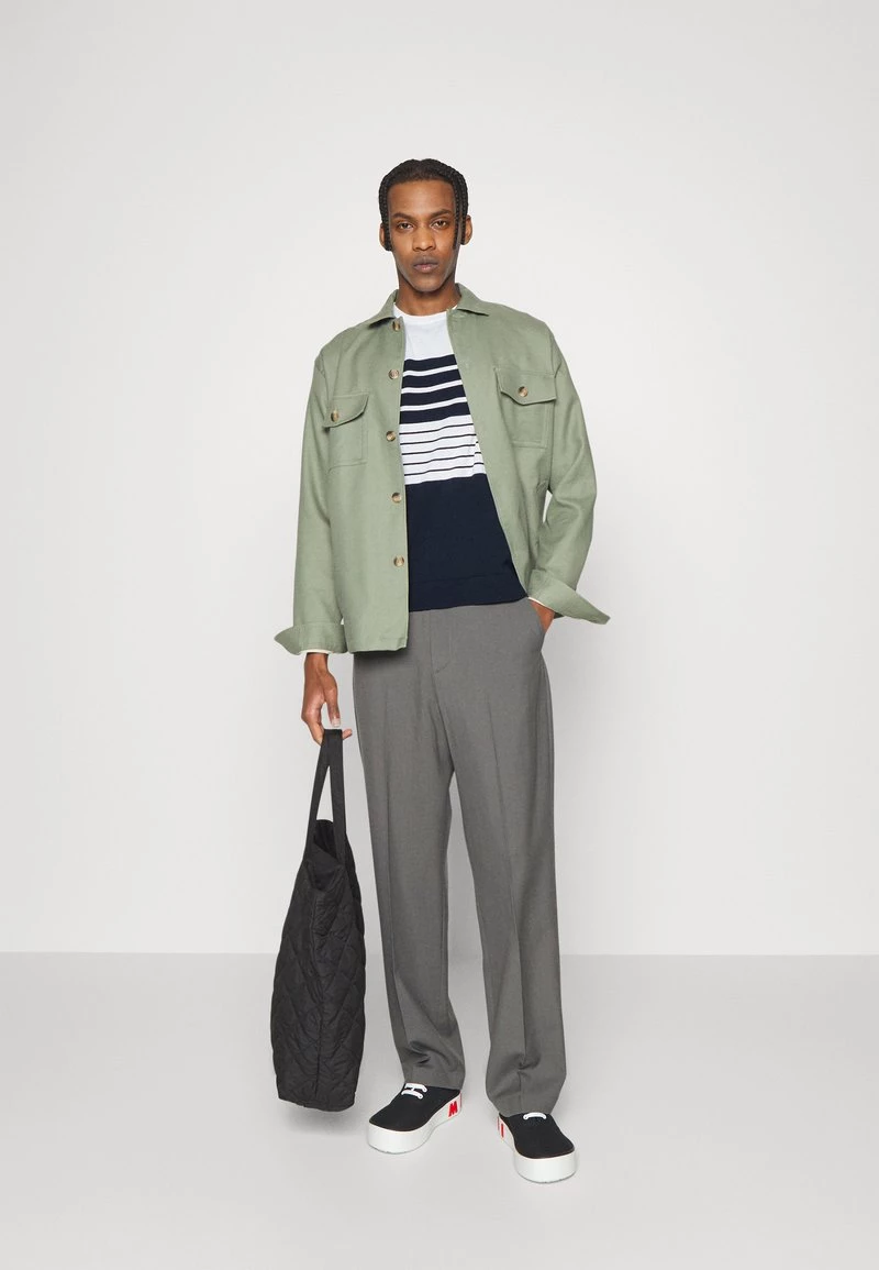 Michael Kors Homme STRIPE SHORT CREW T Shirt Basique Midnight 2 Michael Kors Homme STRIPE SHORT CREW T Shirt Basique Midnight – Image 2