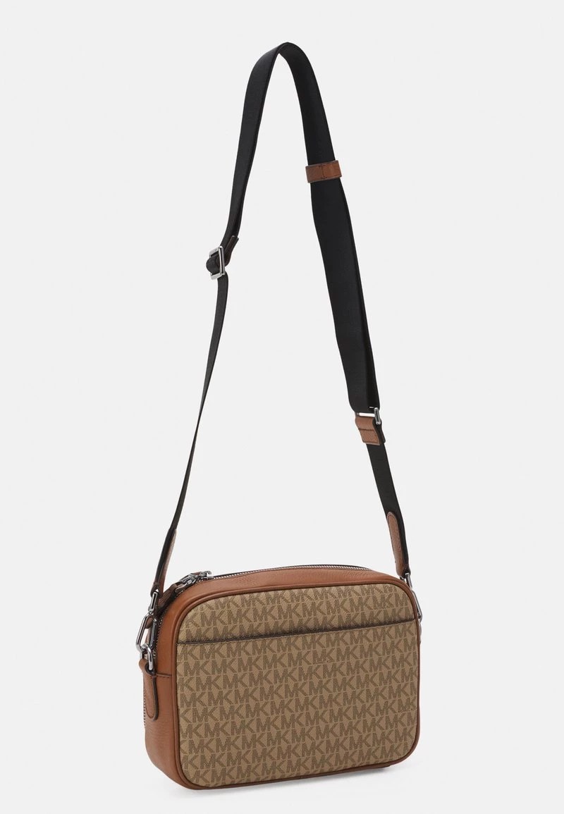 Michael Kors TRAVEL XBODY UNISEX Sac Bandoulière Camel 2 Michael Kors TRAVEL XBODY UNISEX Sac Bandoulière Camel – Image 2