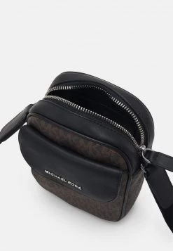 Michael Kors FLAP PHONE XBODY UNISEX Sac Bandoulière Brown/black 6 Michael Kors FLAP PHONE XBODY UNISEX Sac Bandoulière Brown/black -Michael Kors Soldes Boutique 15c16179a3124a99930d2eb7fd9240a1