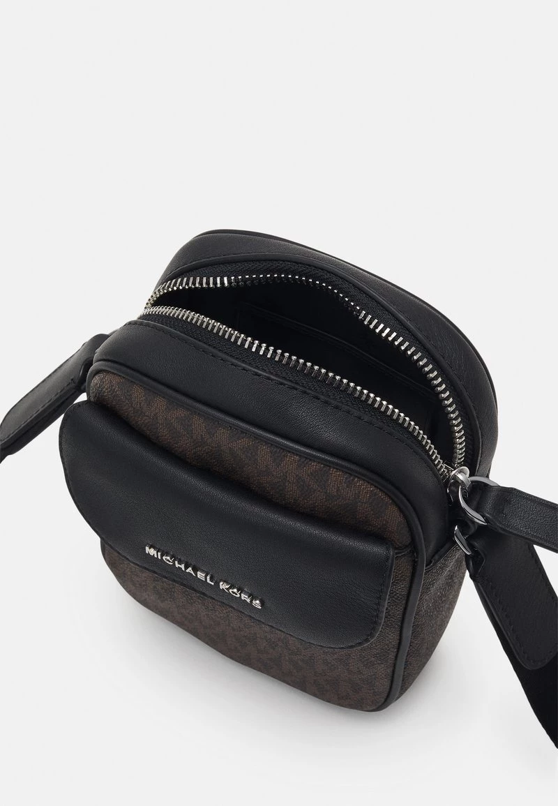 Michael Kors FLAP PHONE XBODY UNISEX Sac Bandoulière Brown/black 3 Michael Kors FLAP PHONE XBODY UNISEX Sac Bandoulière Brown/black – Image 3