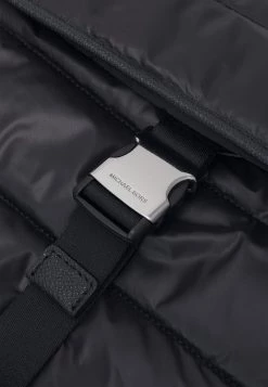 Michael Kors SPORT FLAP UNISEX Sac à Dos Black -Michael Kors Soldes Boutique 1dc216f00b4d4a2b89a74a64aaf0eee5