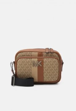 Michael Kors TRAVEL XBODY UNISEX Sac Bandoulière Camel