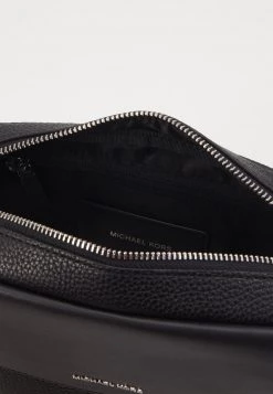 Michael Kors UTILITY XBODY Sac Bandoulière Black Unisex 10 Michael Kors UTILITY XBODY Sac Bandoulière Black Unisex -Michael Kors Soldes Boutique 497ec988e9d64579bc585ba50f506419