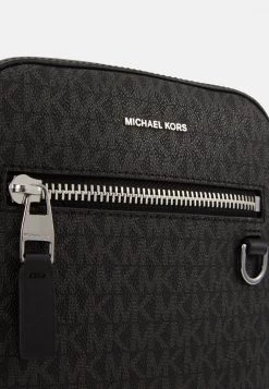 Michael Kors HENRY FLIGHT BAG UNISEX Sac Bandoulière Black -Michael Kors Soldes Boutique 6f4cf30966ec4278b7c19f0d5ae47af6