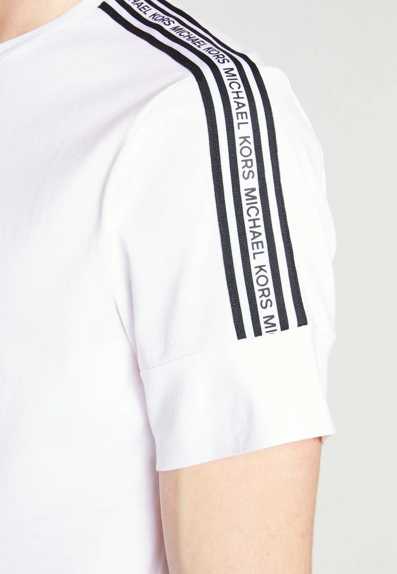 Michael Kors Homme NEW EVERGREEN LOGO TEE T Shirt Imprimé White 5 Michael Kors Homme NEW EVERGREEN LOGO TEE T Shirt Imprimé White – Image 5