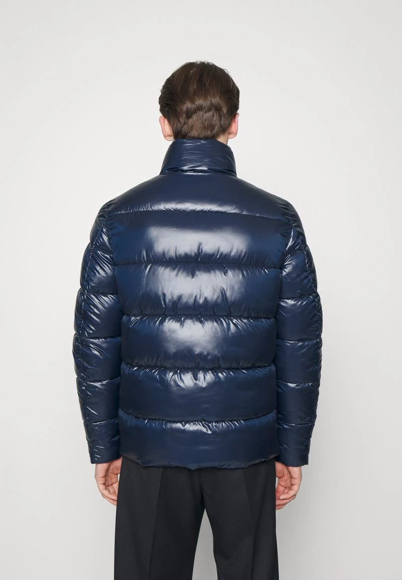 Michael Kors Homme SUSTAINABLE PUFFER Veste D'hiver Dark Midnight 3 Michael Kors Homme SUSTAINABLE PUFFER Veste D'hiver Dark Midnight – Image 3