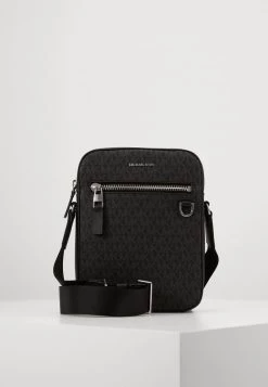 Michael Kors HENRY FLIGHT BAG UNISEX Sac Bandoulière Black -Michael Kors Soldes Boutique 885fb52182a9495c9b82a635fd6f51b4