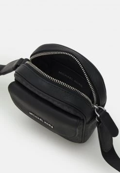 Michael Kors FLAP PHONE XBODY UNISEX Sac Bandoulière Black -Michael Kors Soldes Boutique 98741e558d784b488b26e624622c0a19
