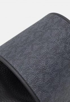 Michael Kors JAKE SLIDE Mules Greyhound/black Homme -Michael Kors Soldes Boutique acf267b870884dcba694a379c07729cf