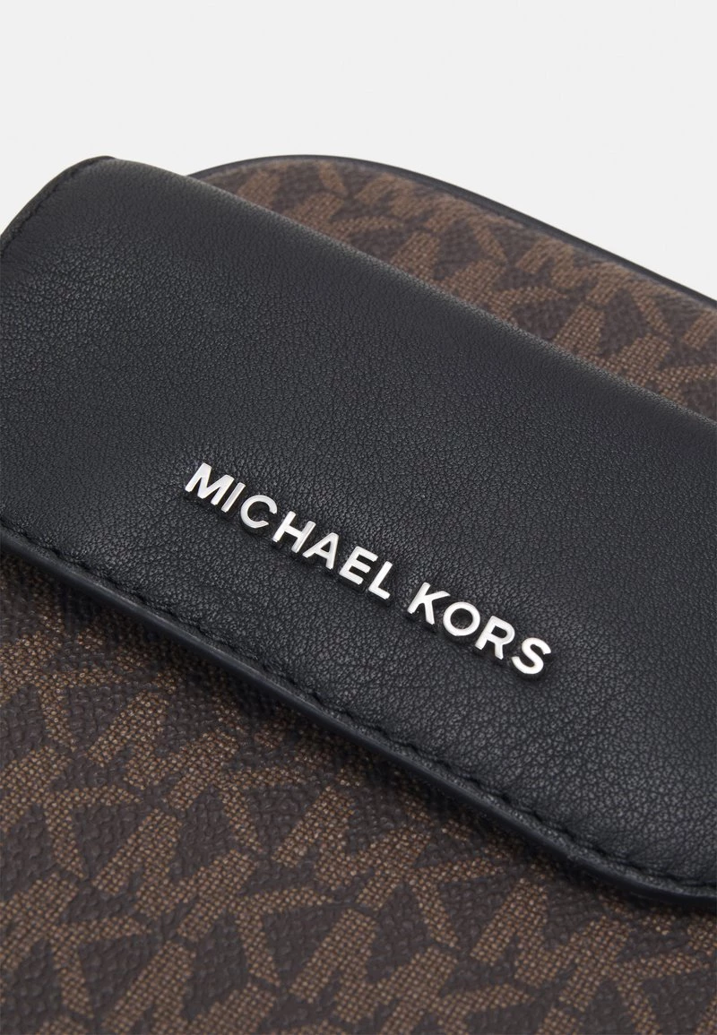 Michael Kors FLAP PHONE XBODY UNISEX Sac Bandoulière Brown/black 4 Michael Kors FLAP PHONE XBODY UNISEX Sac Bandoulière Brown/black – Image 4
