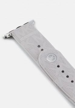 Michael Kors Femme APPLE STRAPS Accessoire De Performance Gray -Michael Kors Soldes Boutique b8676ea0c2ac464498476a2e6bfeb581