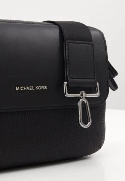 Michael Kors UTILITY XBODY Sac Bandoulière Black Unisex 13 Michael Kors UTILITY XBODY Sac Bandoulière Black Unisex -Michael Kors Soldes Boutique caa409857fd94d4d8915e131e7b6c36f