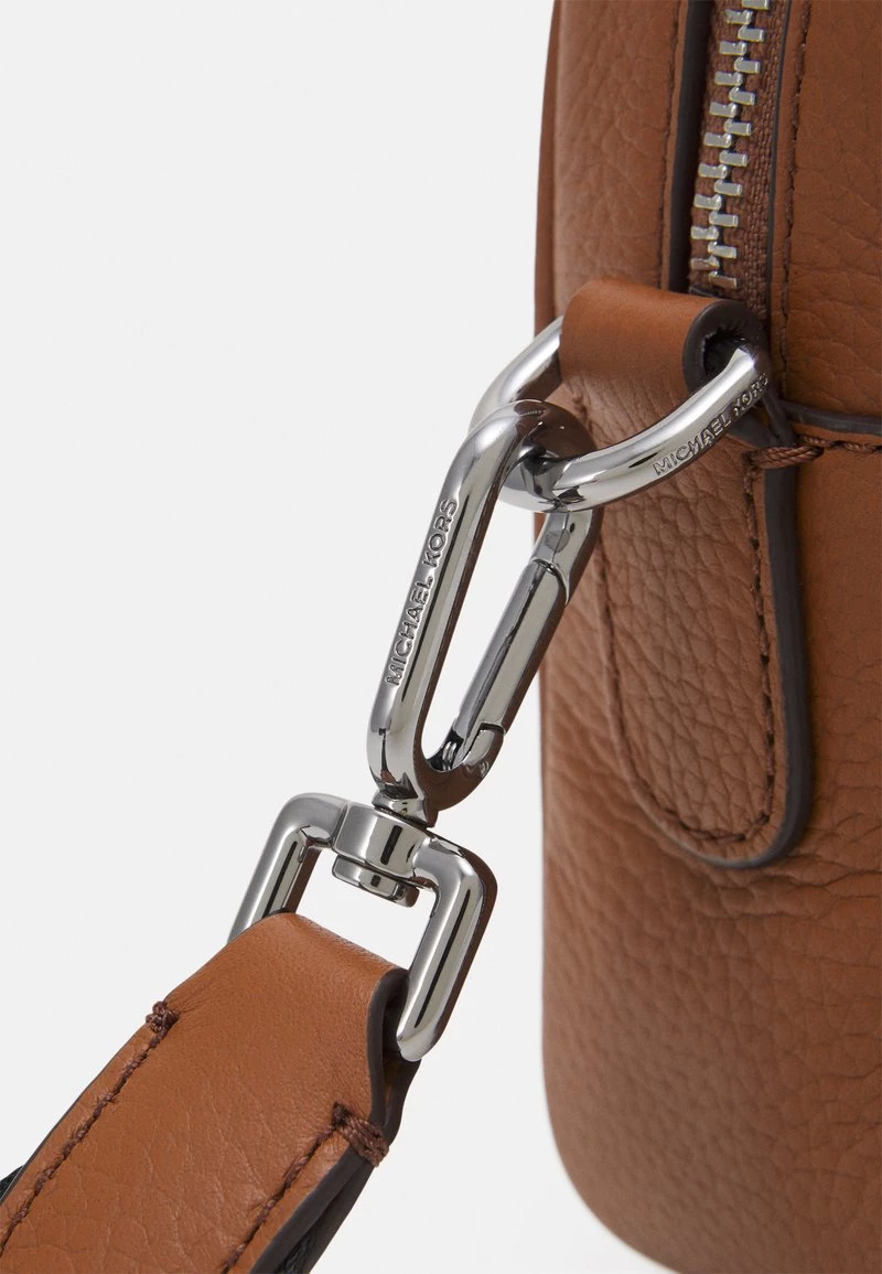 Michael Kors TRAVEL XBODY UNISEX Sac Bandoulière Camel 4 Michael Kors TRAVEL XBODY UNISEX Sac Bandoulière Camel – Image 4