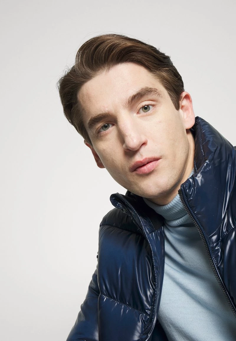 Michael Kors Homme SUSTAINABLE PUFFER Veste D'hiver Dark Midnight 4 Michael Kors Homme SUSTAINABLE PUFFER Veste D'hiver Dark Midnight – Image 4