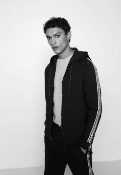 Michael Kors BLOCKED LOGO HOODIE Sweat à Capuche Zippé Black Homme -Michael Kors Soldes Boutique e64709585ebb4c53bc2ef7d46a2489ba