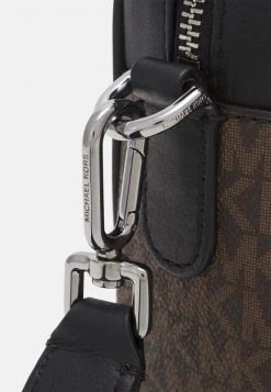 Michael Kors TRAVEL XBODY UNISEX Sac Bandoulière Brown/black -Michael Kors Soldes Boutique e8e41a43be734bd8b83ae9951f042d28