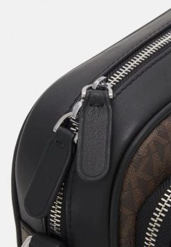 Michael Kors TRAVEL XBODY UNISEX Sac Bandoulière Brown/black -Michael Kors Soldes Boutique ea8bcf2d5fe6410887e5319d3942379b