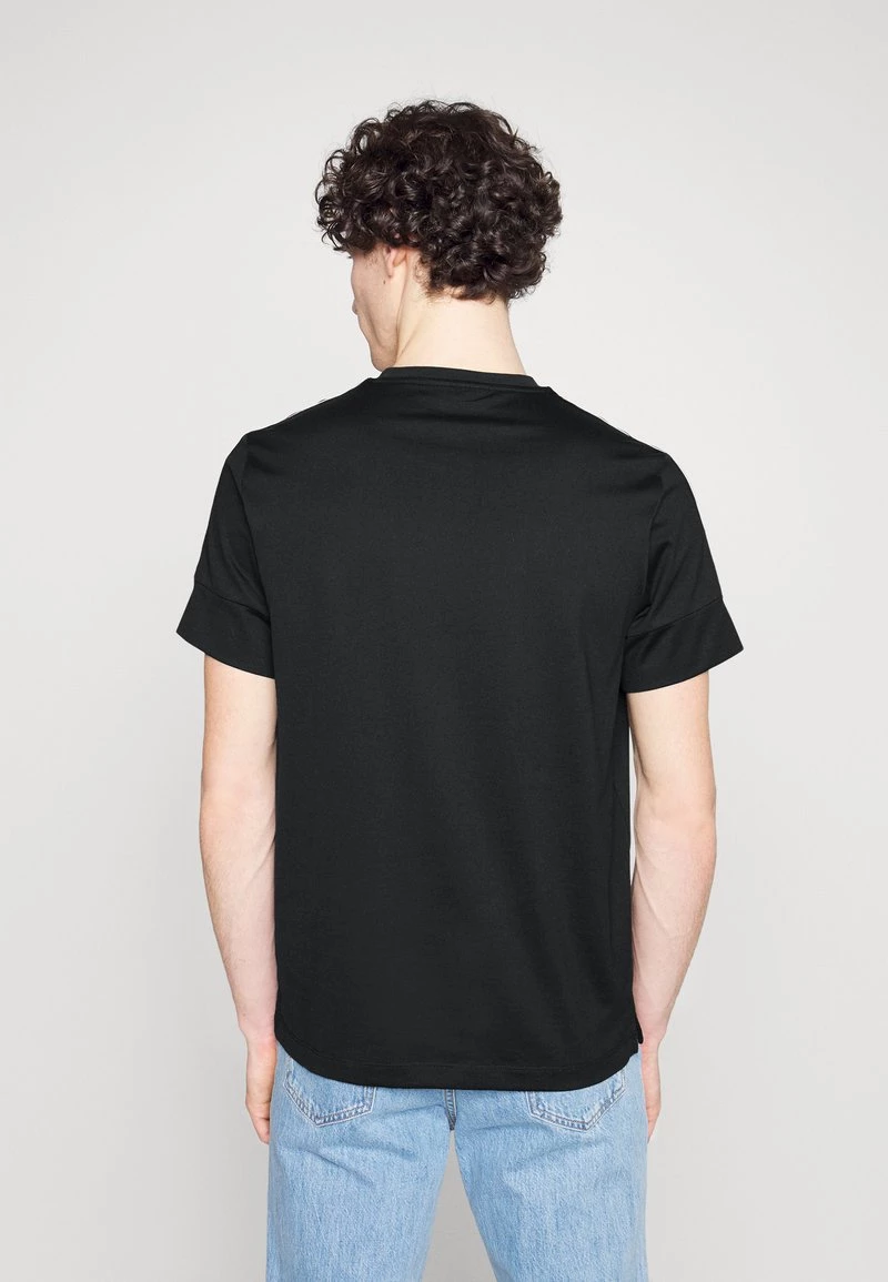 Michael Kors Homme NEW EVERGREEN LOGO TEE T Shirt Imprimé Black 3 Michael Kors Homme NEW EVERGREEN LOGO TEE T Shirt Imprimé Black – Image 3